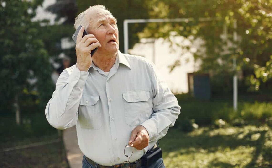 Persona mayor usuario del servicio de teleasistencia del Gobierno de Navarra