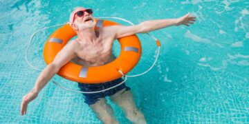 Persona mayor disfruta durante un viaje del Programa de Termalismo del IMSERSO