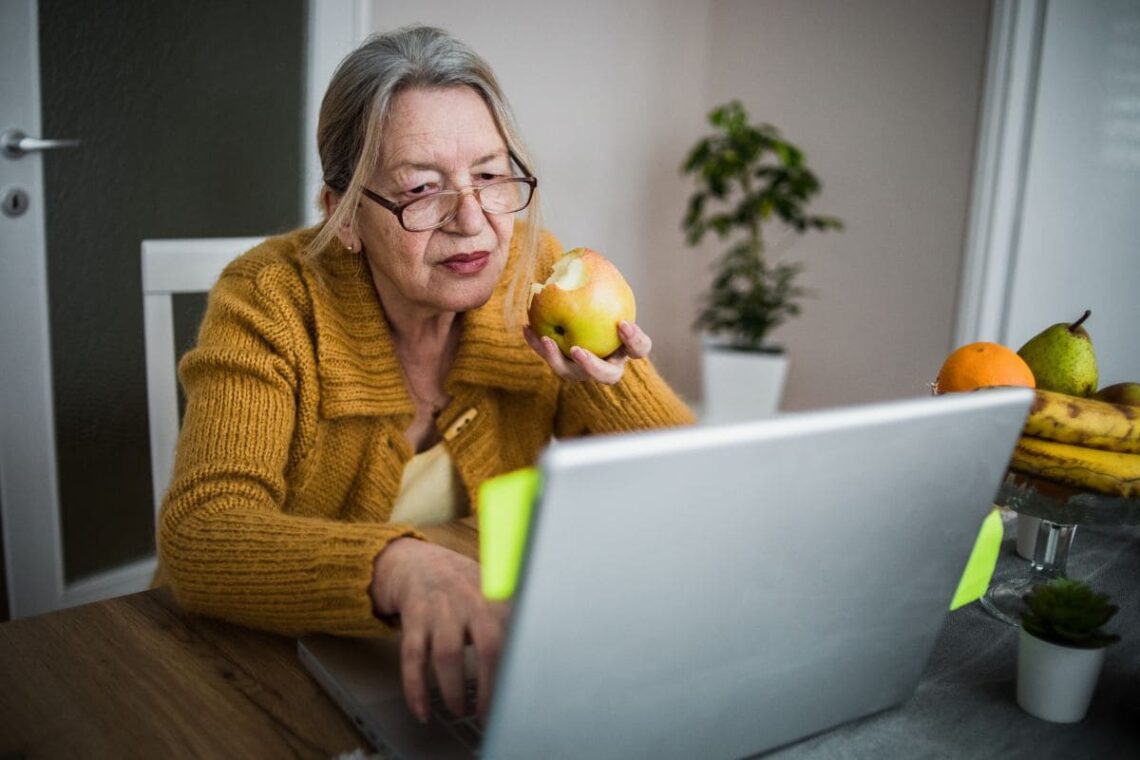 Persona mayor trabajando sin solicitar la jubilación