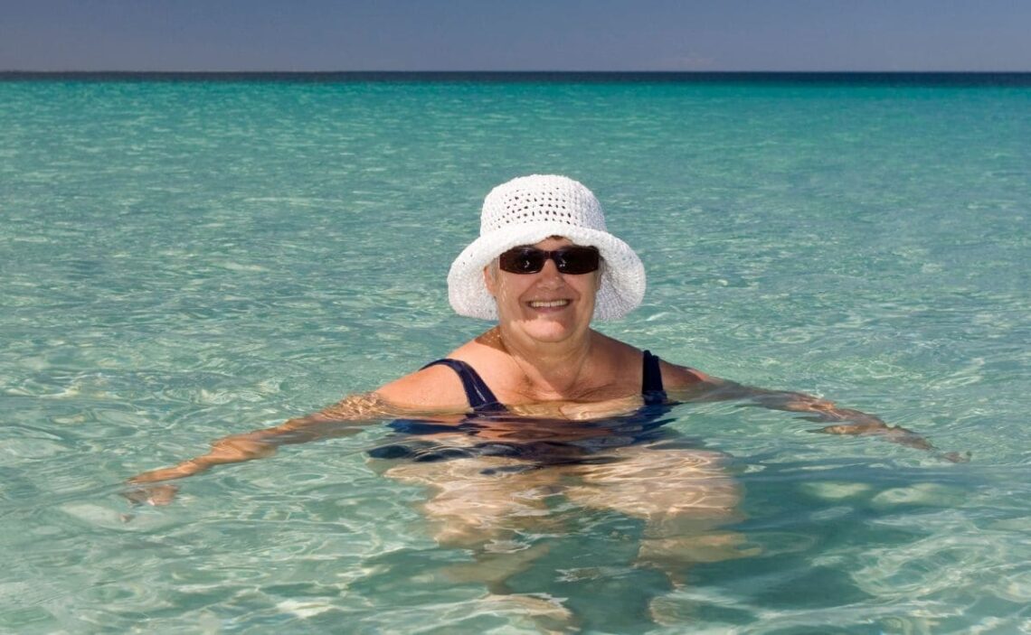 Persona mayor se da un baño en la playa para luchar contras las altas temperaturas del verano
