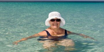 Persona mayor se da un baño en la playa para luchar contras las altas temperaturas del verano
