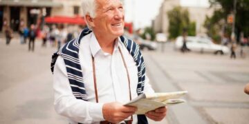 Una persona mayor durante un viaje del IMSERSO