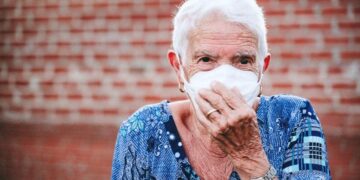 Persona mayor se protege del Covid-19 durante los viajes del IMSERSO