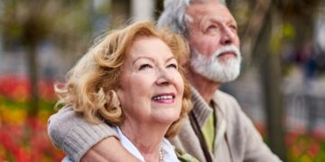 Pareja de personas mayores durante un viaje del Instituto de Mayores y Servicios Sociales (IMSERSO)
