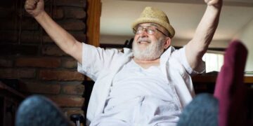 Persona mayor celebra que ha sido incluido en los viajes del IMSERSO