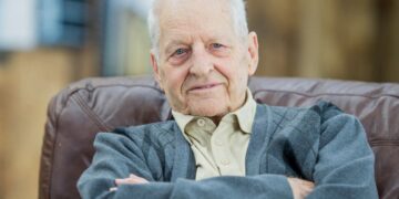 Persona mayor que realiza un viaje con el IMSERSO