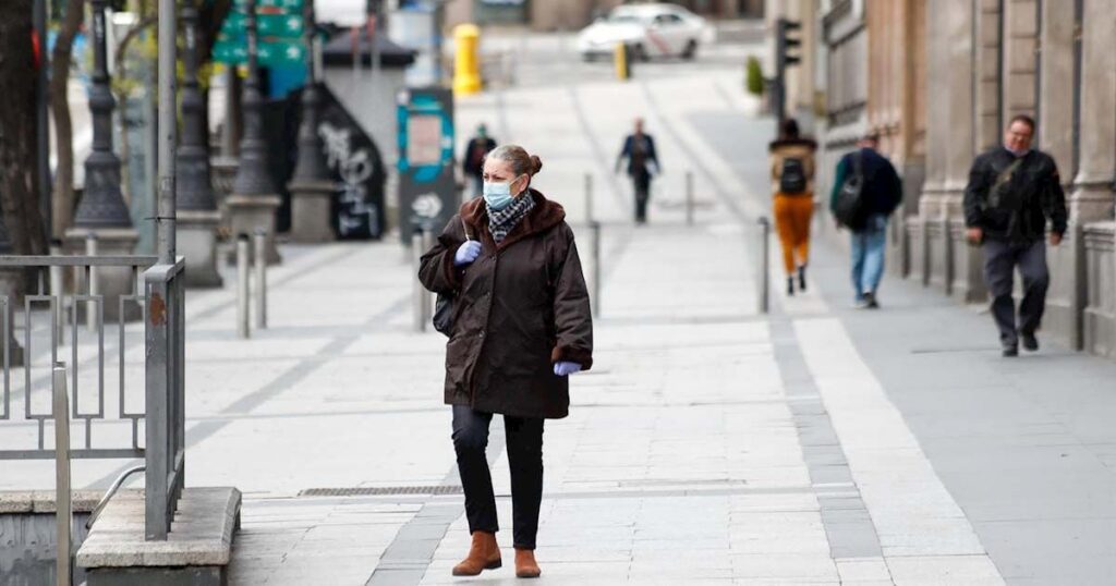 Una mujer paseando por Madrid durante la pandemia del Covid-19