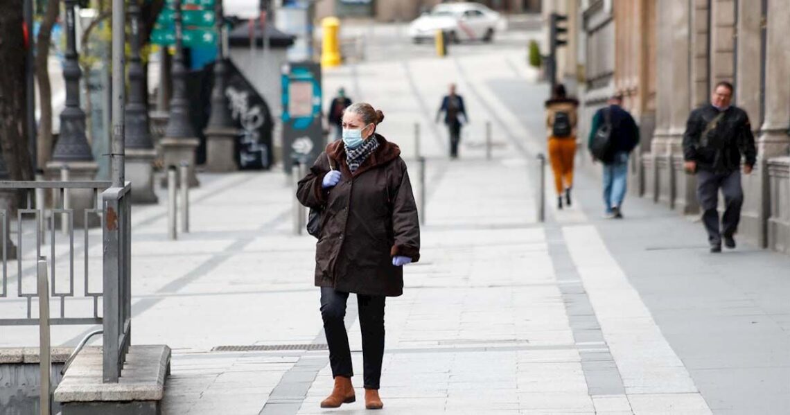 Una mujer paseando por Madrid durante la pandemia del Covid-19