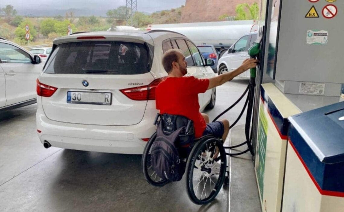 persona silla de ruedas accesibilidad gasolinera