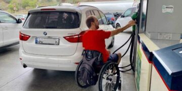 persona silla de ruedas accesibilidad gasolinera