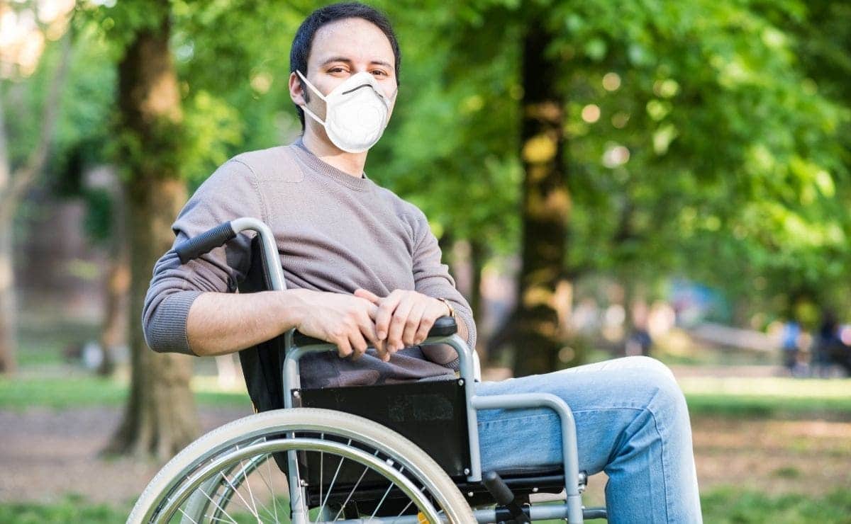 persona silla de ruedas discapacidad mascarilla covid-19