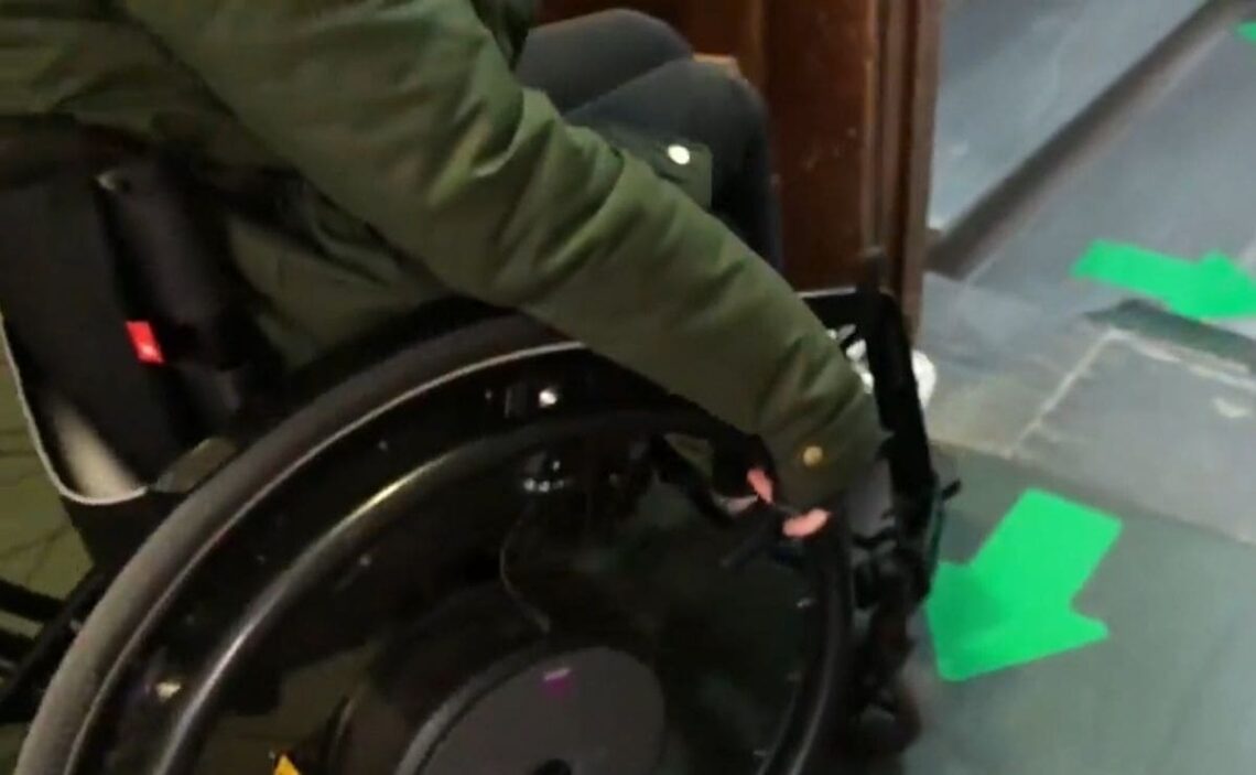 Estudiante en silla de ruedas no puede acceder a un edificio de la Universidad de Salamanca por falta de accesibilidad