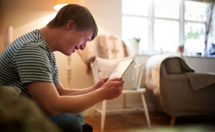 persona sindrome de down leyendo contrato Fundacion Adecco