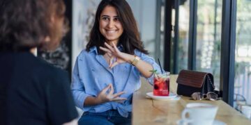 Persona sorda comunicándose en lengua de signos