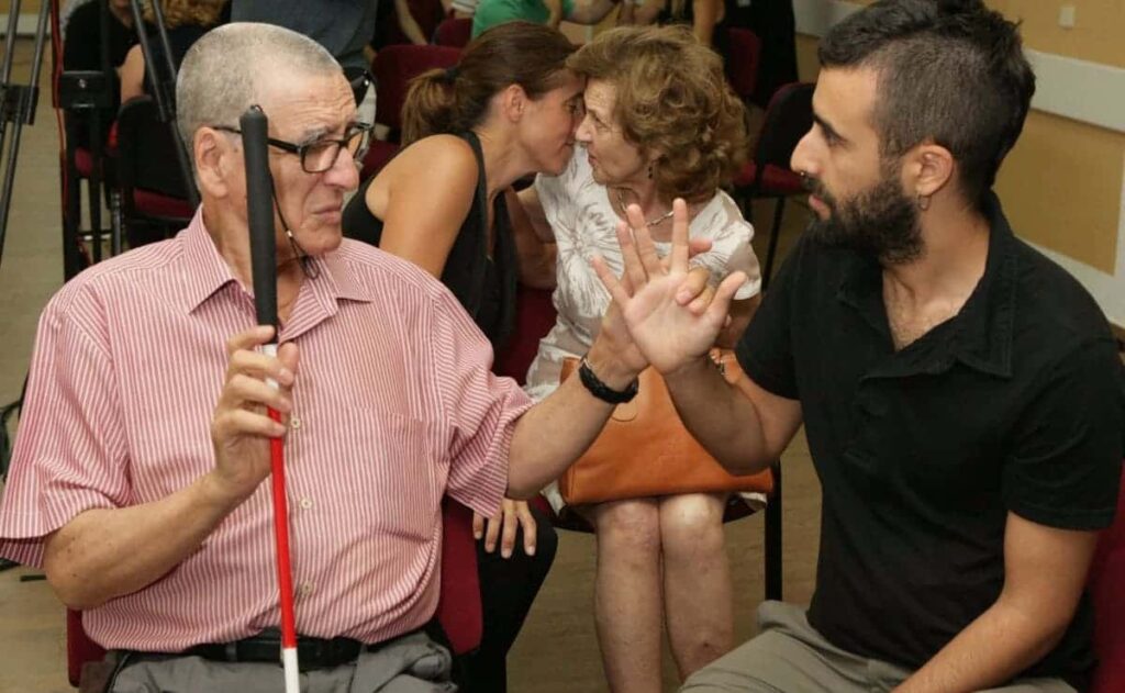 Persona con sordoceguera comunicándose