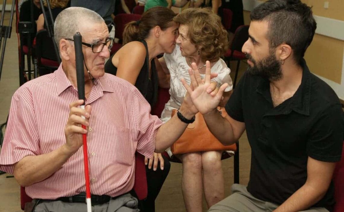 Persona con sordoceguera comunicándose