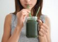Persona tomando batido con espirulina