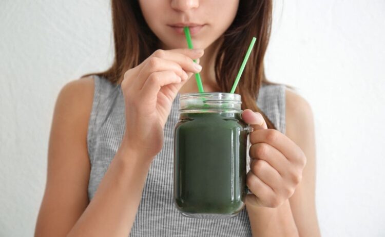 Persona tomando batido con espirulina