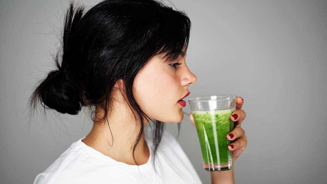 Una mujer tomando espirulina