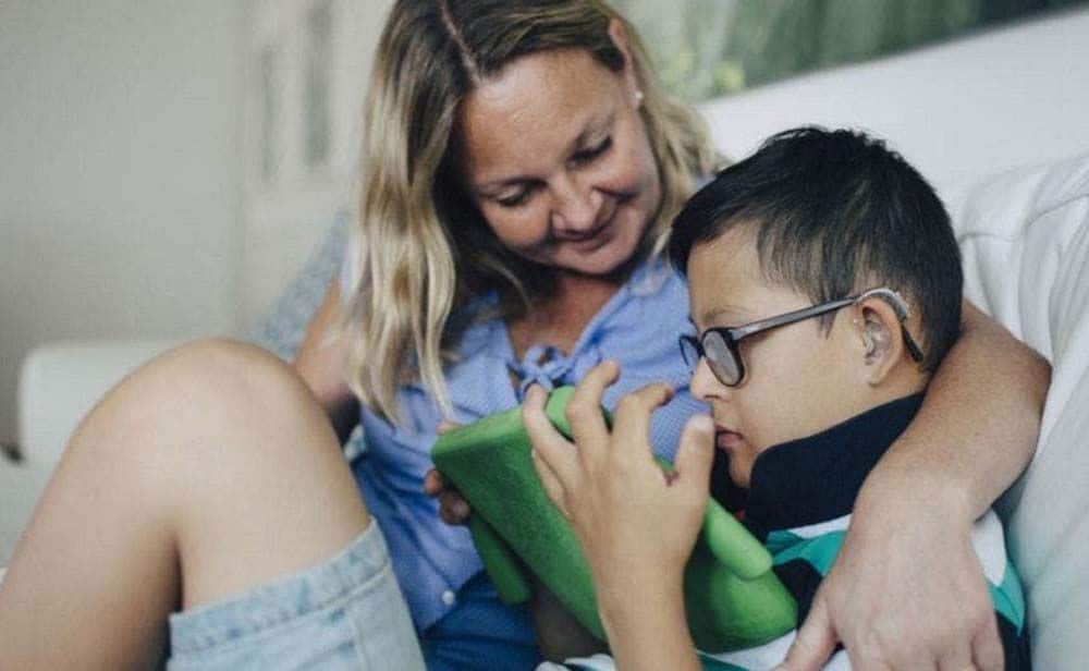 Niño con síndrome de down junto a su madre