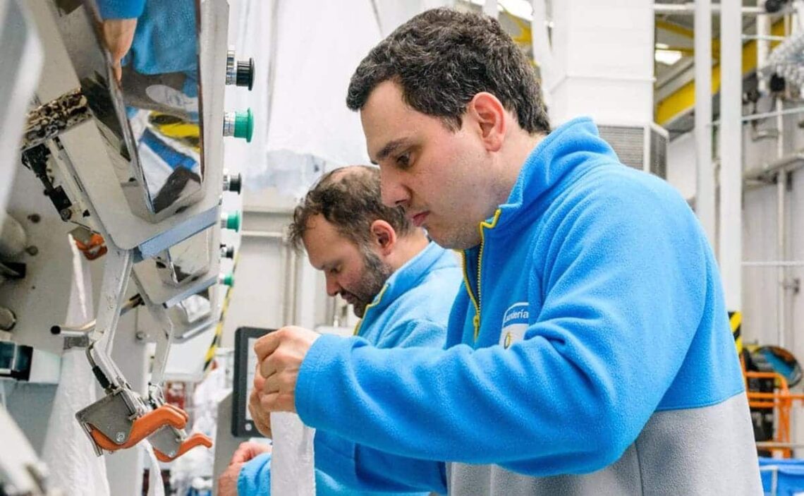 Persona con discapacidad trabajando en la lavandería de ILUNION