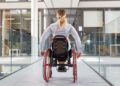 Persona con discapacidad en silla de ruedas IMSERSO