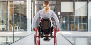 Persona con discapacidad en silla de ruedas IMSERSO