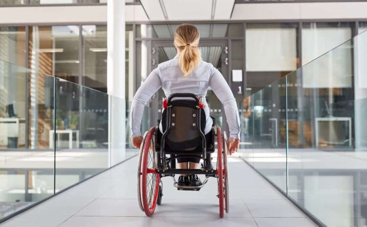 Persona con discapacidad en silla de ruedas IMSERSO