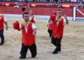 Personas con enanismo en el ruedo de la plaza de toros