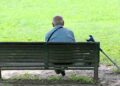 Personas mayores discapacidad sola en un parque