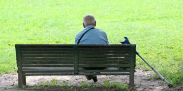 Personas mayores discapacidad sola en un parque