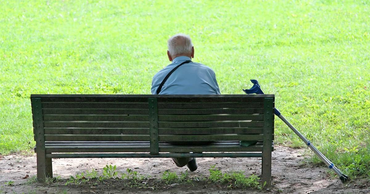 Personas mayores discapacidad sola en un parque