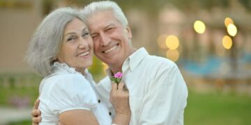 Una pareja de personas mayores se muestran felices OMS IMSERSO