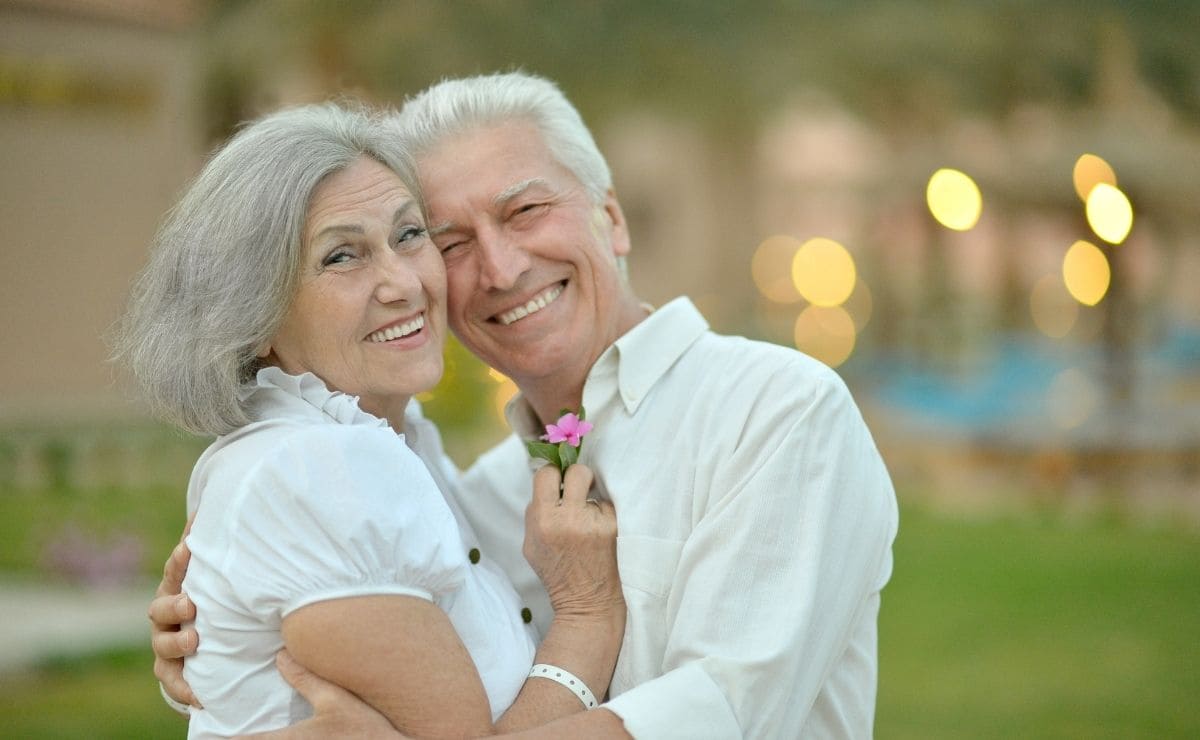 Una pareja de personas mayores se muestran felices OMS IMSERSO