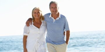 Personas mayores disfrutan de un viaje del Programa de Turismo del IMSERSO