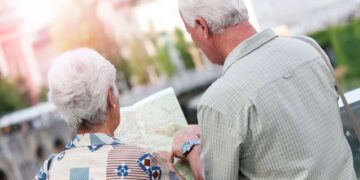 Pareja de personas mayores en un viaje del IMSERSO