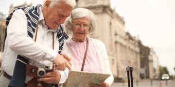 Personas mayores disfrutan juntos de un viaje del Programa Social de Turismo del IMSERSO