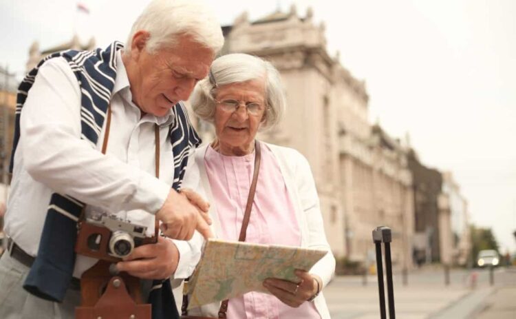 Personas mayores disfrutan juntos de un viaje del Programa Social de Turismo del IMSERSO