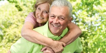 Pareja de personas mayores durante un viaje del IMSERSO