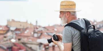 Persona mayor durante un viaje del Programa de Turismo Social del IMSERSO