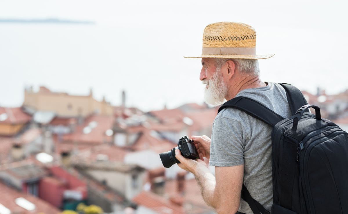 Persona mayor durante un viaje del Programa de Turismo Social del IMSERSO