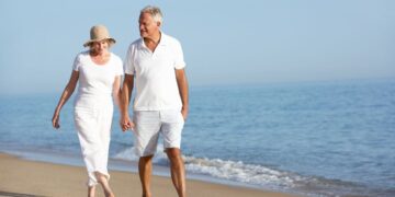 Personas mayores disfrutan de la oferta de Viajes El Corte Inglés para conocer Benidorm