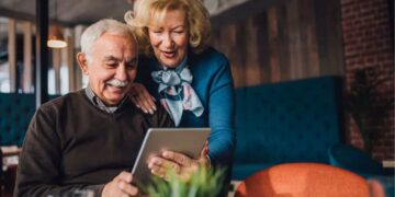 Personas mayores revisan la carta de acreditación enviada del IMSERSO para la temporada 2022-23