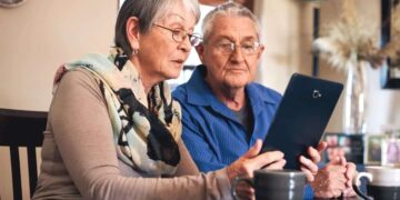 Personas mayores consultan las novedades del Programa de Turismo del IMSERSO