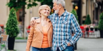 Pareja de personas mayores que disfruta de un viaje del IMSERSO