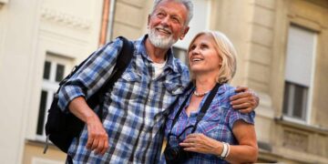 Pareja de personas mayores disfruta de los viajes del IMSERSO