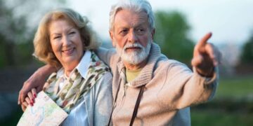 Pareja de personas mayores durante un viaje del IMSERSO