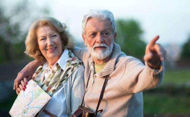 Pareja de personas mayores durante un viaje del IMSERSO