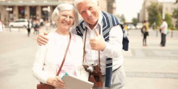 Personas mayores durante un viaje de turismo del Instituto de Mayores y Servicios Sociales, conocido como IMSERSO