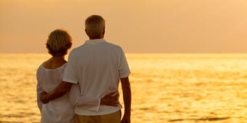 Personas mayores disfrutan de el viaje a Benidorm, en Alicante, que ofrece Viajes El Corte Inglés